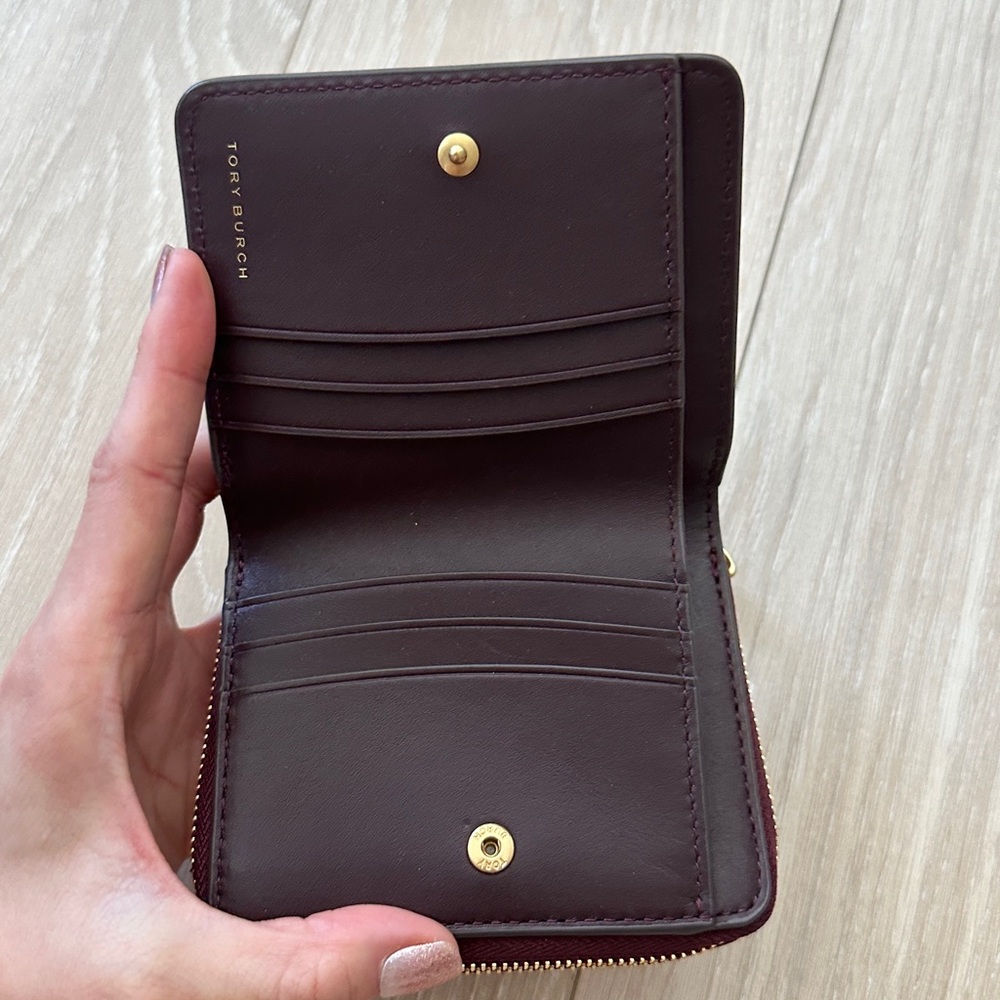 Tory Burch T Monogram Burgundy Embossed Patent Leather Bi Fold Wallet - Picture 4 of 9